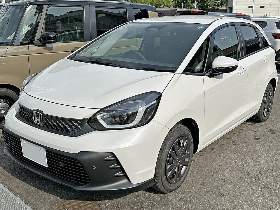 ホンダ フィット 4代目 後期 の斜め前写真