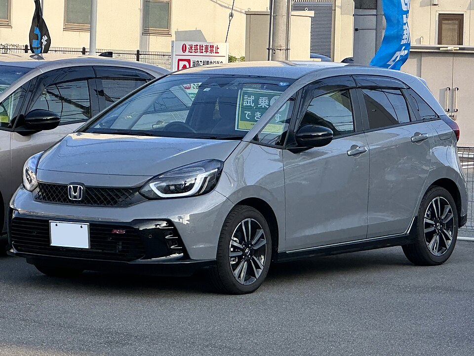 ホンダ フィット 4代目 RS の斜め前写真