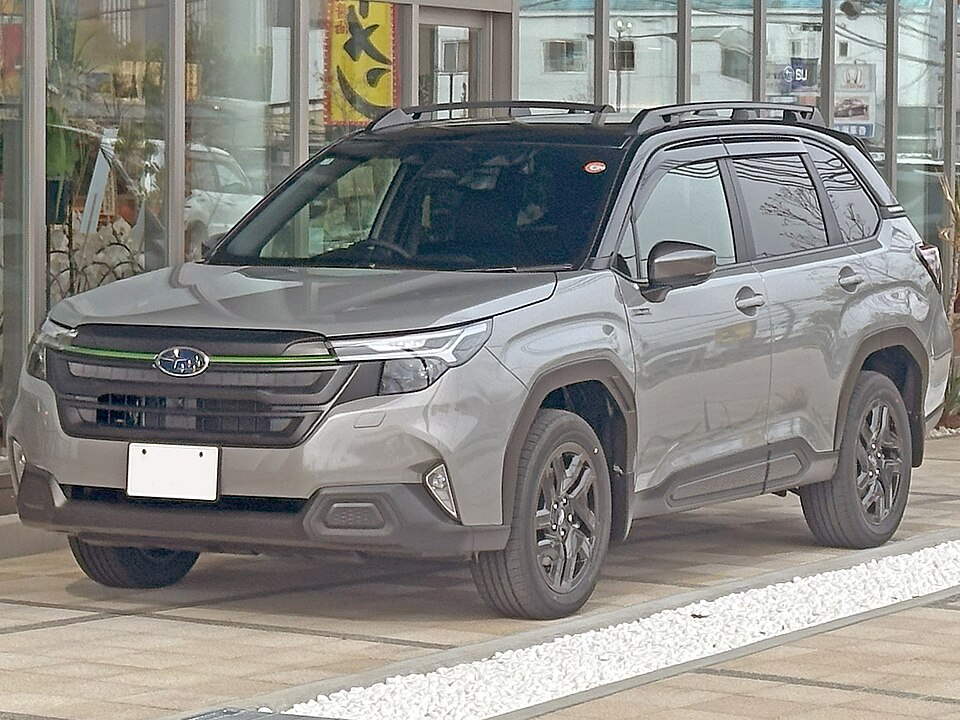 スバル フォレスター 6代目 の斜め前写真