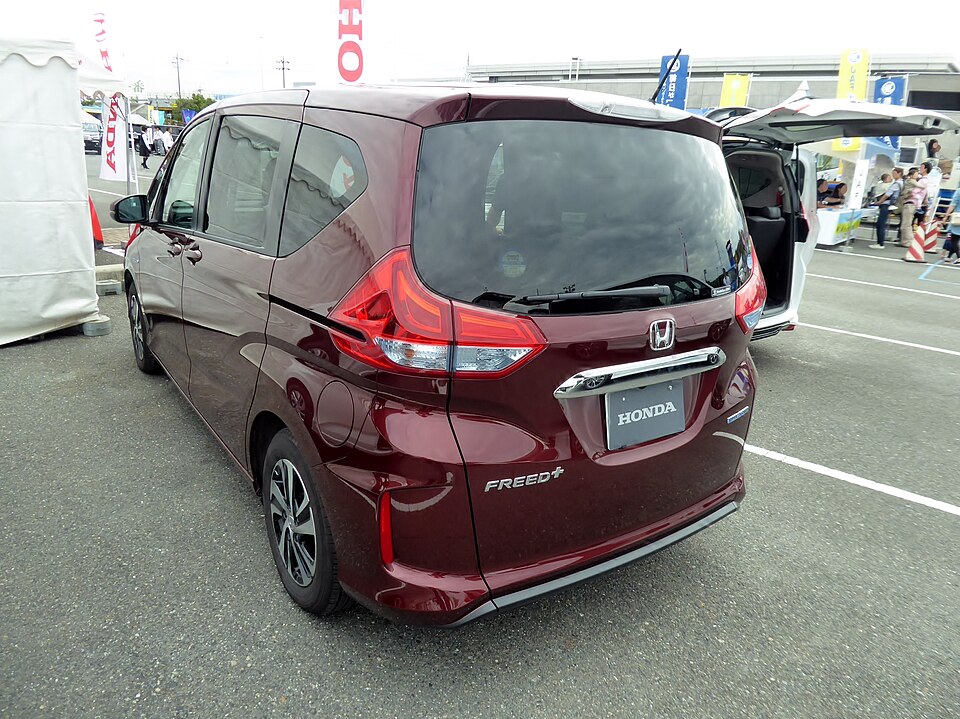 ホンダ フリード 2代目 前期 の後方写真