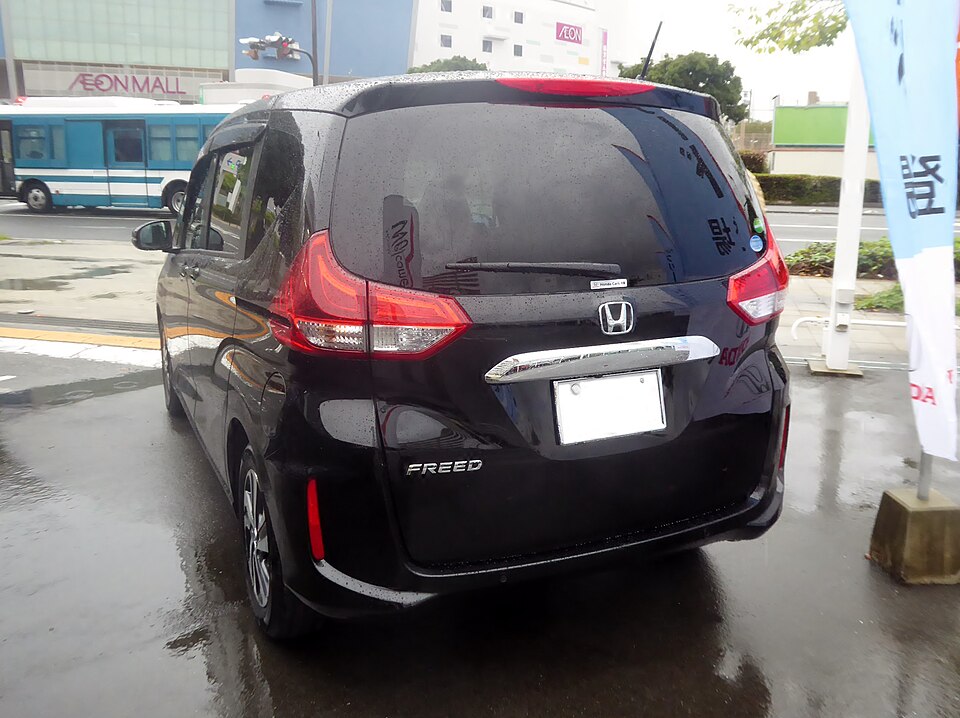 ホンダ フリード 2代目 後期 の後方写真