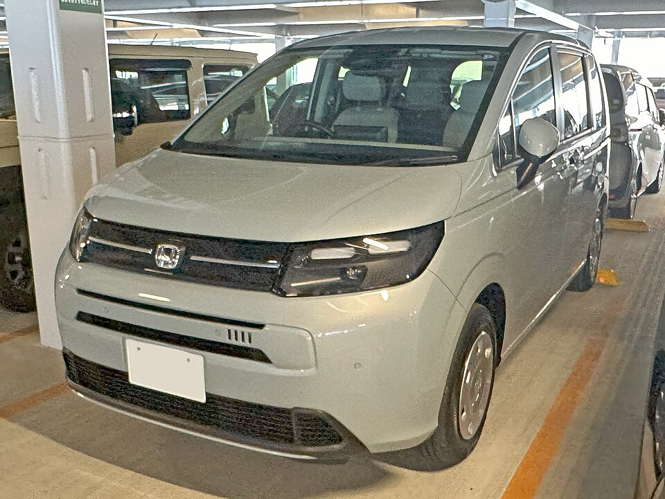ホンダ フリード 3代目 の正面写真