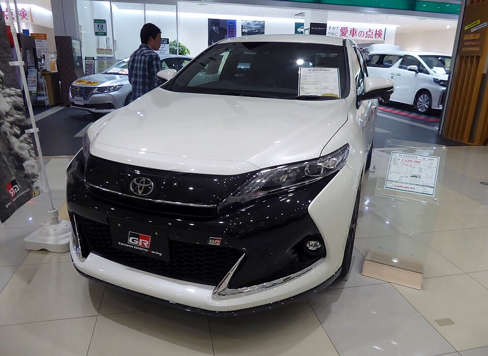 トヨタ ハリアー 3代目 後期 GR SPORT の正面写真
