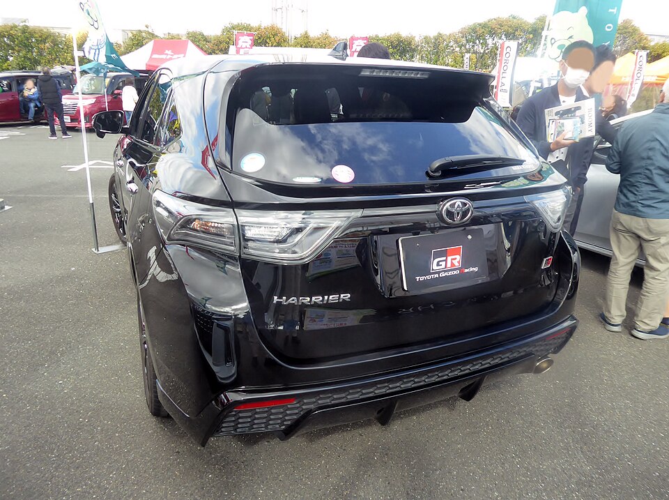 トヨタ ハリアー 3代目 後期 GR SPORT の後方写真