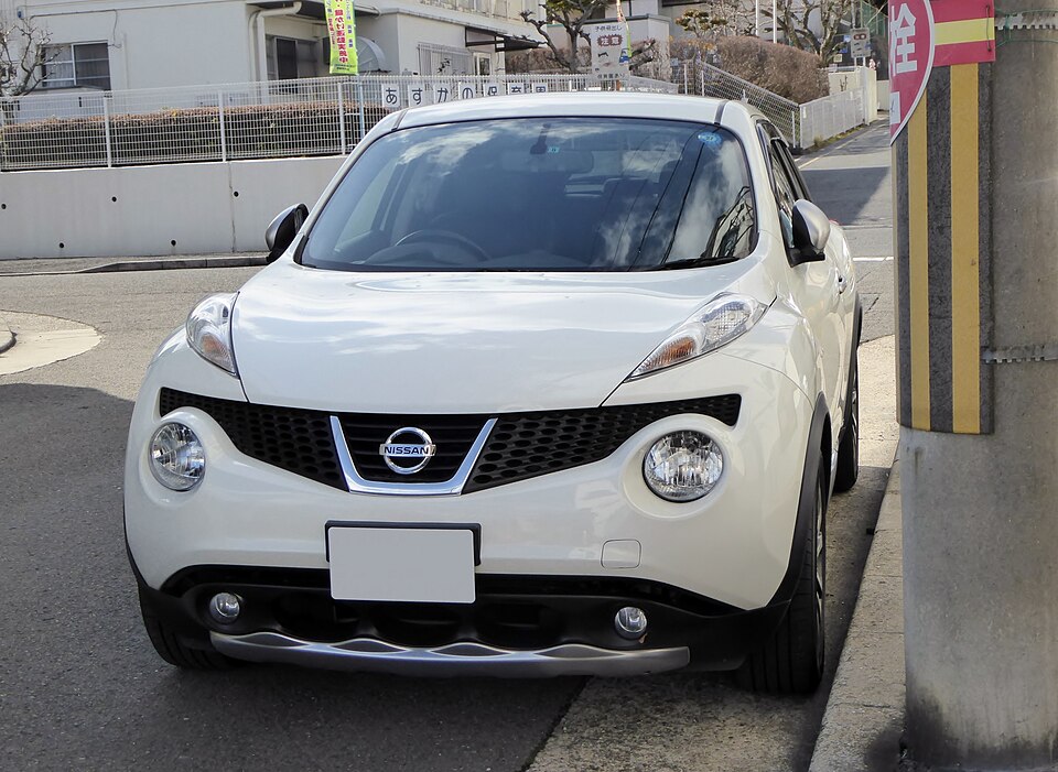 日産 ジューク 初代 前期 の正面写真