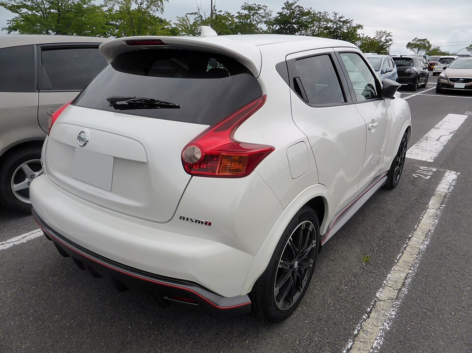 日産 ジューク 初代 NISMO の後方写真