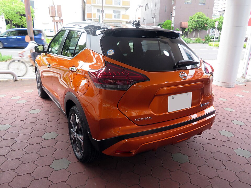 日産 キックス 初代 の後方写真