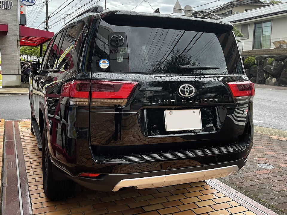 トヨタ ランドクルーザー 300系 GR SPORT の後方写真
