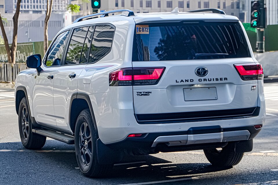 トヨタ ランドクルーザー 300系 GR SPORT の後方写真
