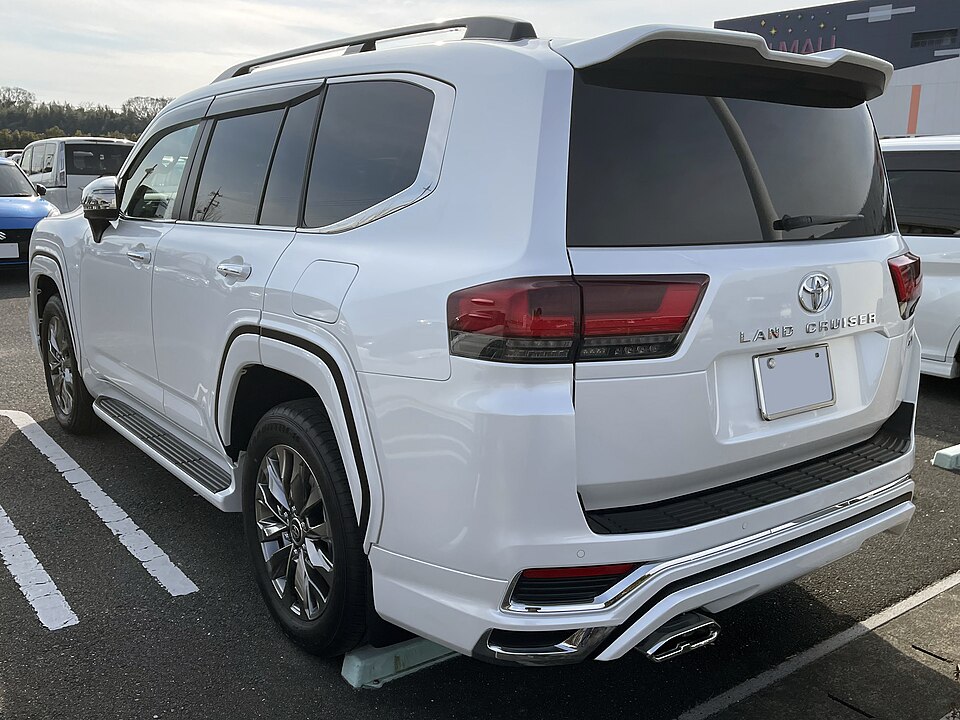 トヨタ ランドクルーザー 300系 の後方写真