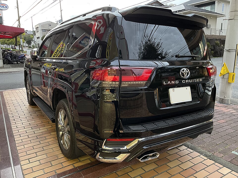 トヨタ ランドクルーザー 300系 の後方写真