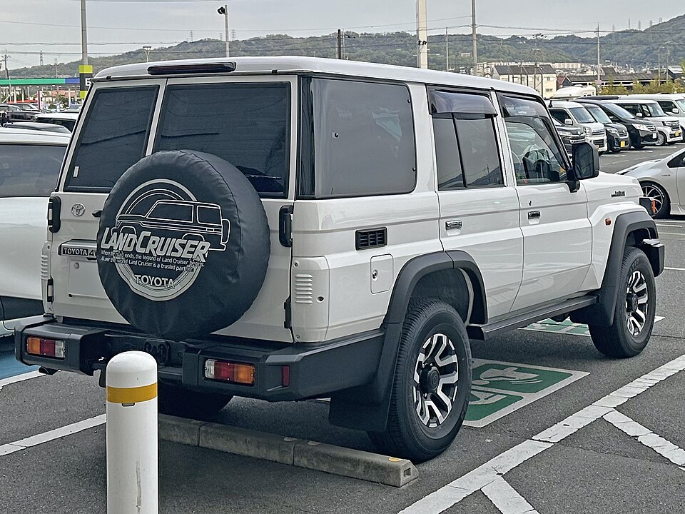 トヨタ ランドクルーザー70 70系 後期 の後方写真