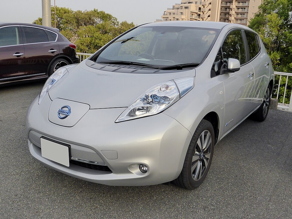 日産 リーフ 初代 の正面写真