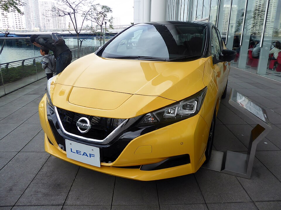 日産 リーフ 2代目 の正面写真