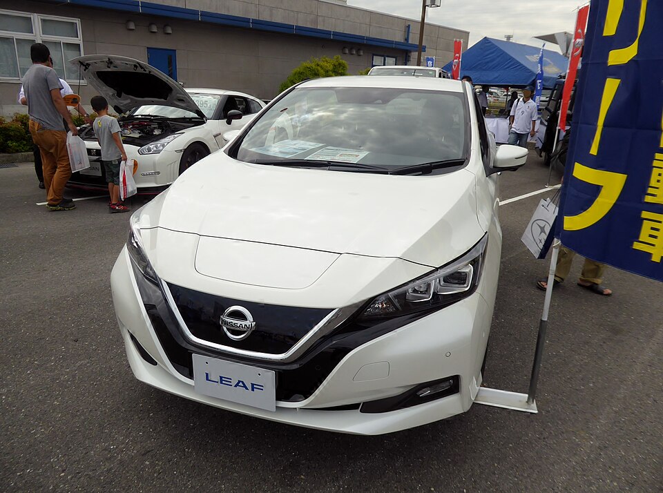 日産 リーフ 2代目 の正面写真