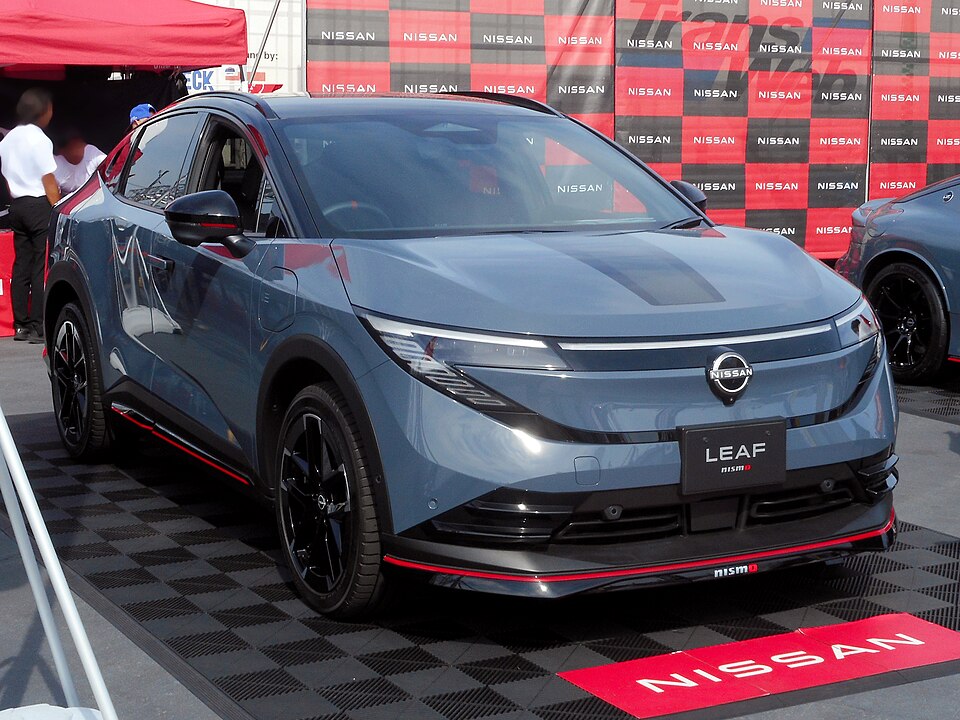日産 リーフ 3代目 NISMO の斜め前写真