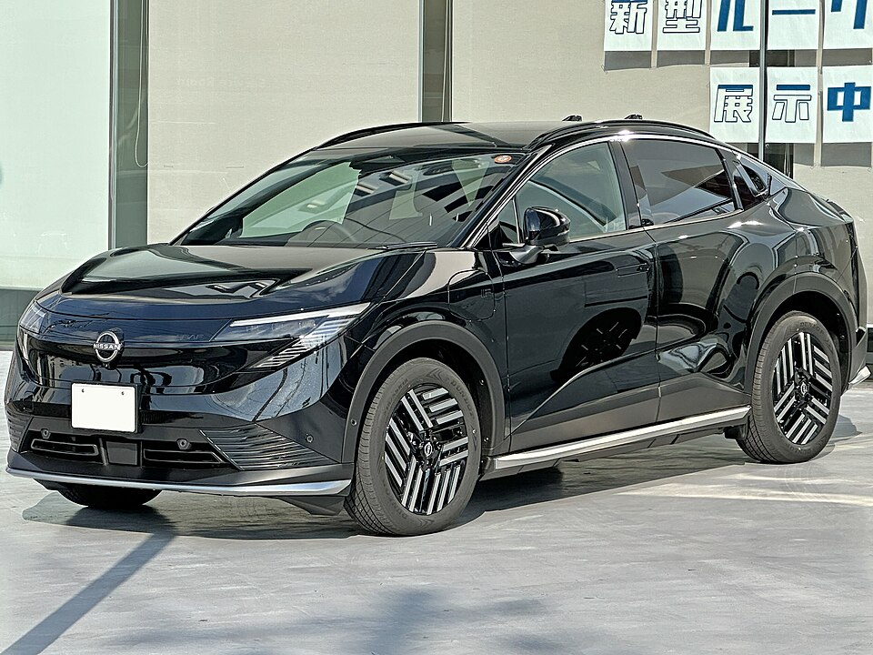 日産 リーフ 3代目 の斜め前写真