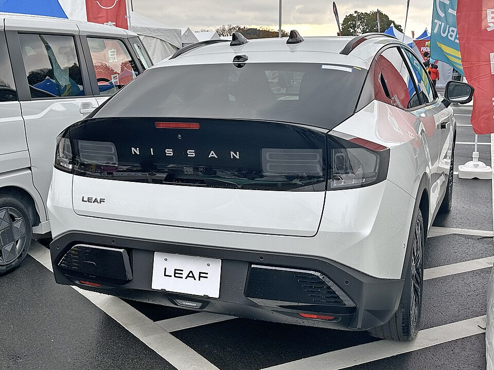 日産 リーフ 3代目 の後方写真