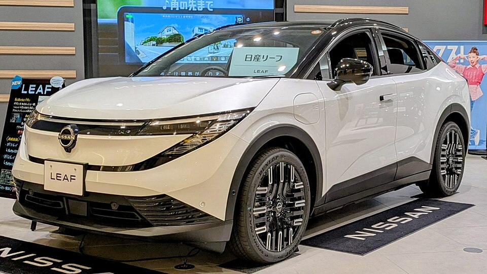 日産 リーフ 3代目 の斜め前写真