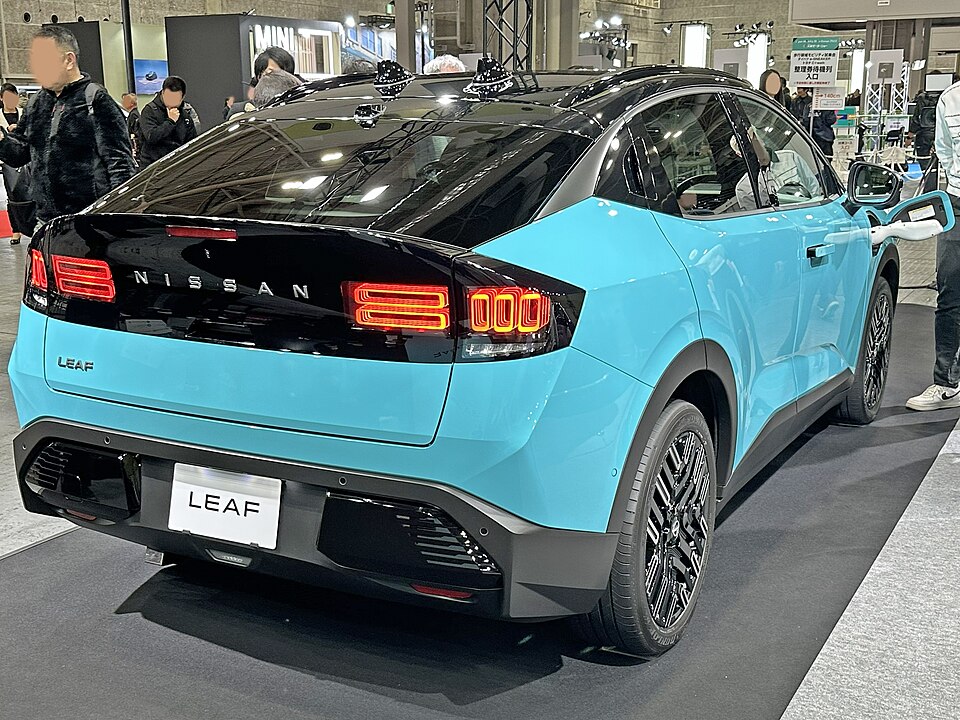 日産 リーフ 3代目 の後方写真
