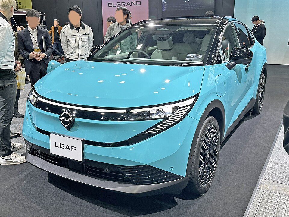 日産 リーフ 3代目 の斜め前写真