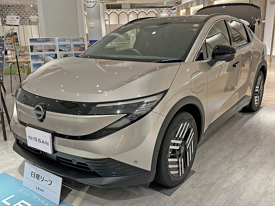 日産 リーフ 3代目 の斜め前写真