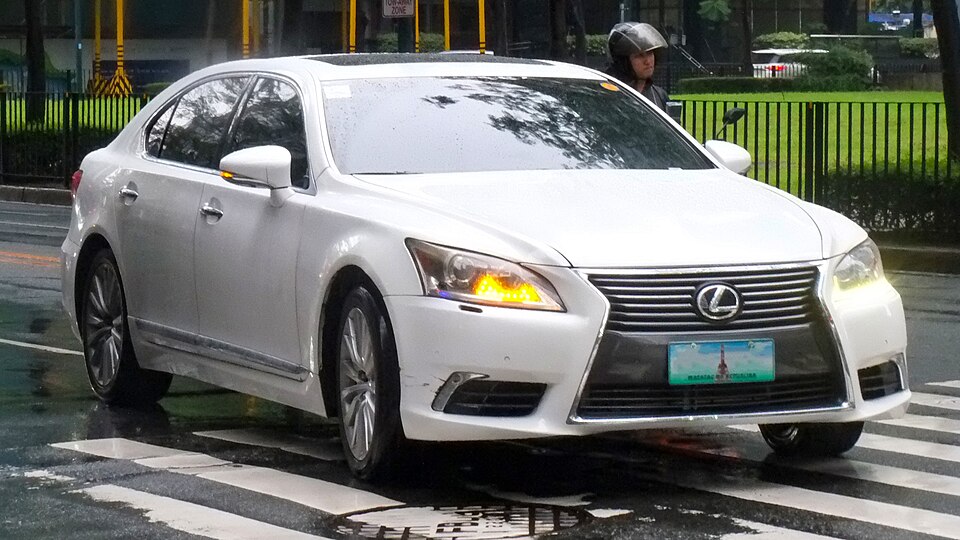 レクサス LS 4代目 (XF40) の斜め前写真