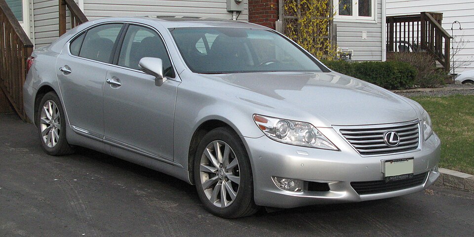 レクサス LS 4代目 (XF40) の斜め前写真