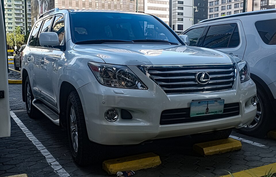 レクサス LX 初代 (J200) の外観写真
