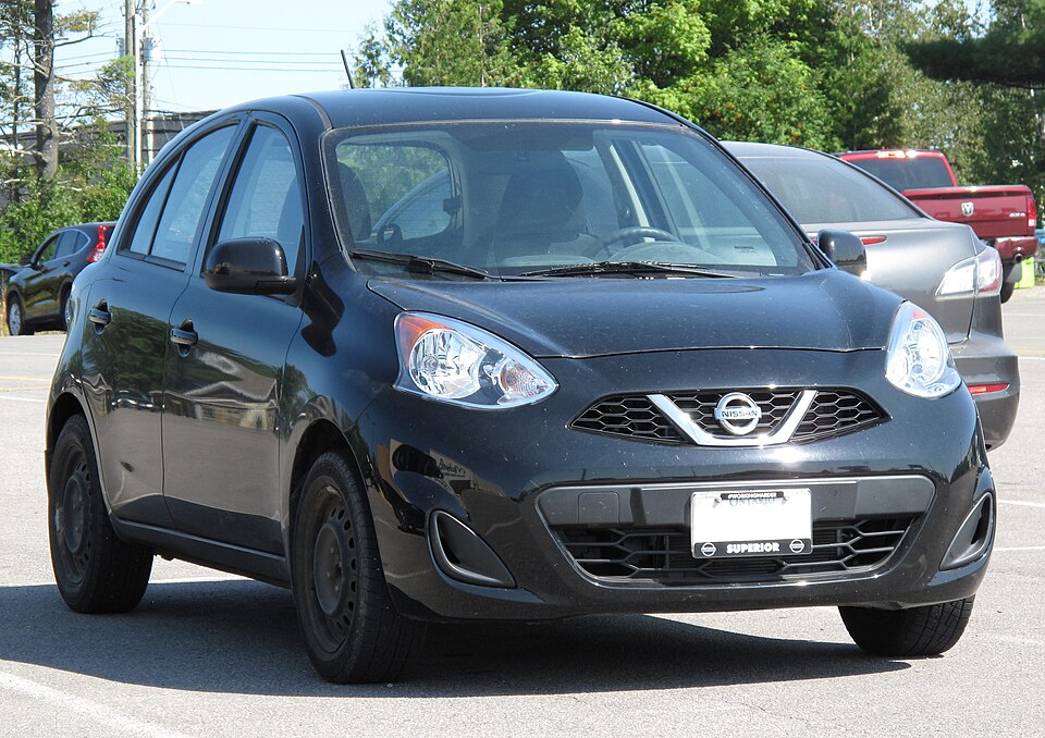 日産 マーチ 4代目 の斜め前写真