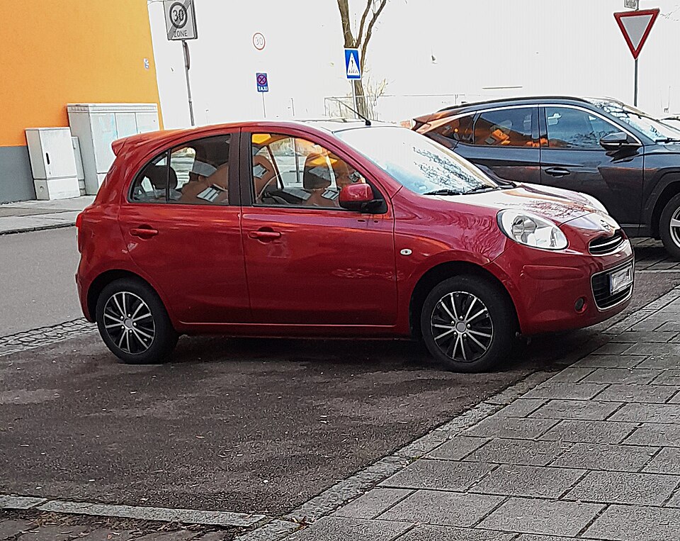 日産 マーチ 4代目 の外観写真