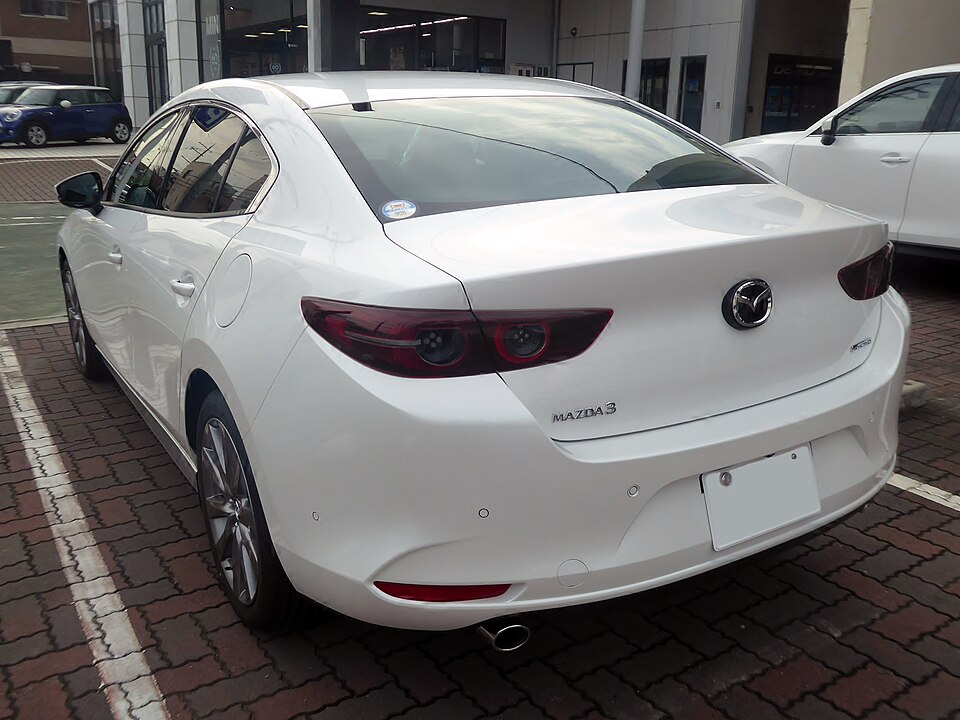 マツダ MAZDA3 SEDAN 初代 の後方写真