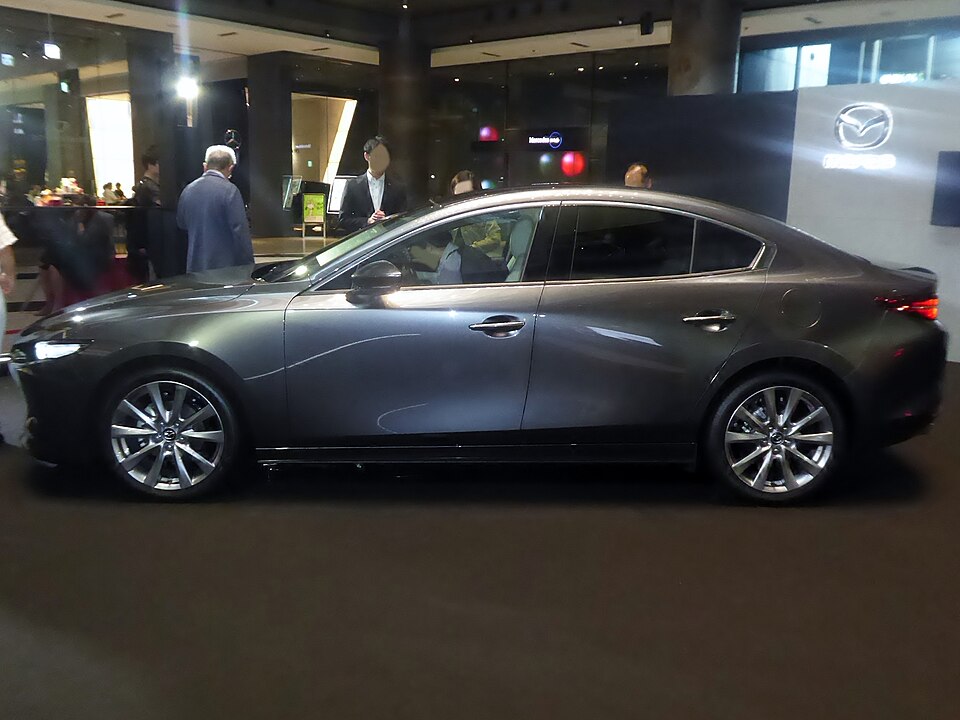 マツダ MAZDA3 SEDAN 初代 の横写真