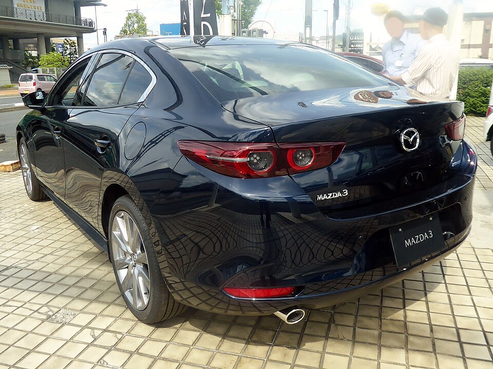 マツダ MAZDA3 SEDAN 初代 の後方写真