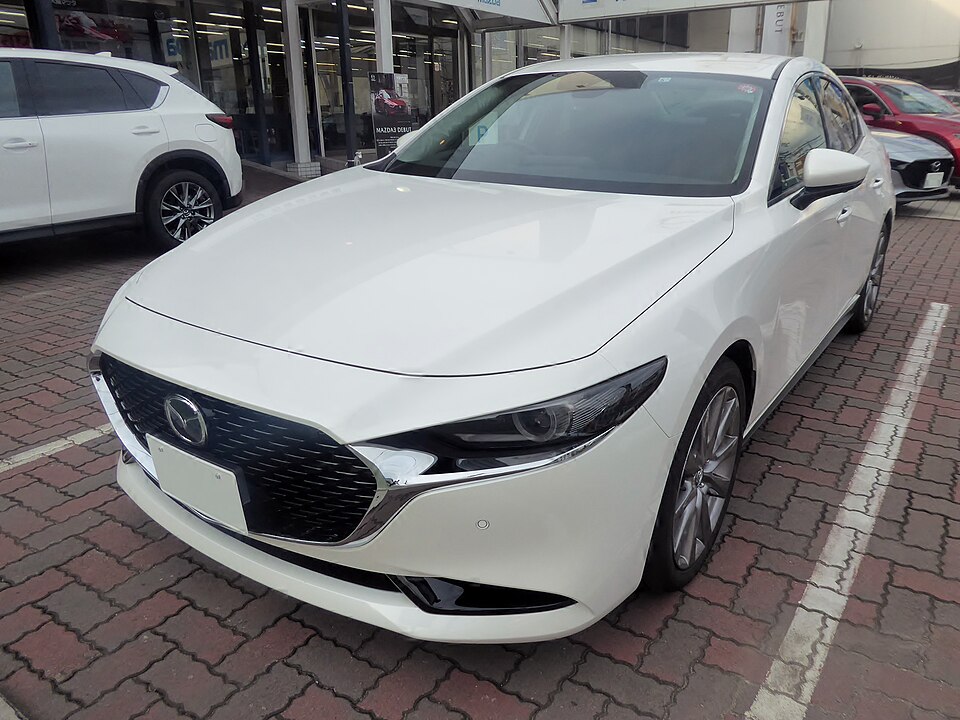 マツダ MAZDA3 SEDAN 初代 の斜め前写真