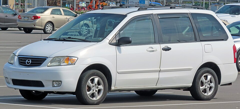 マツダ MPV 2代目 の斜め前写真