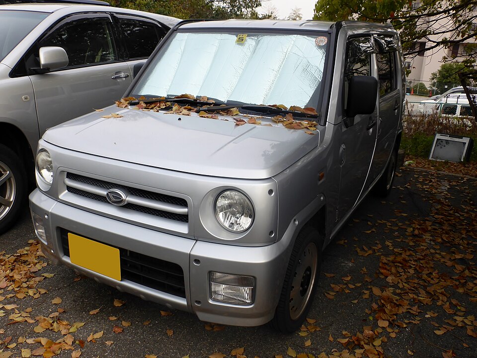 ダイハツ ネイキッド 初代 の正面写真