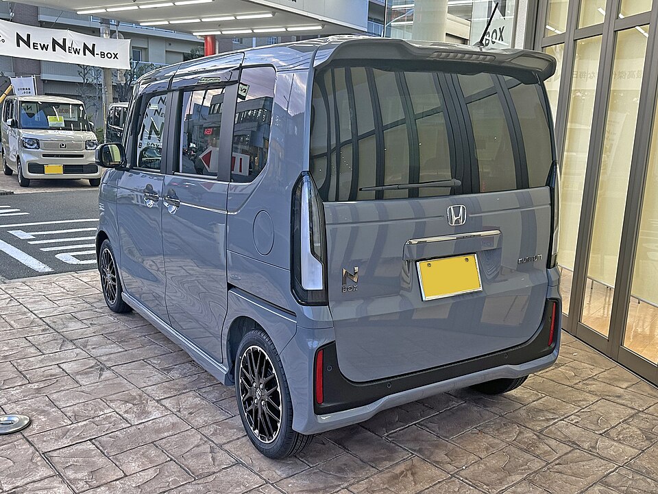 ホンダ N-BOX 3代目 の後方写真