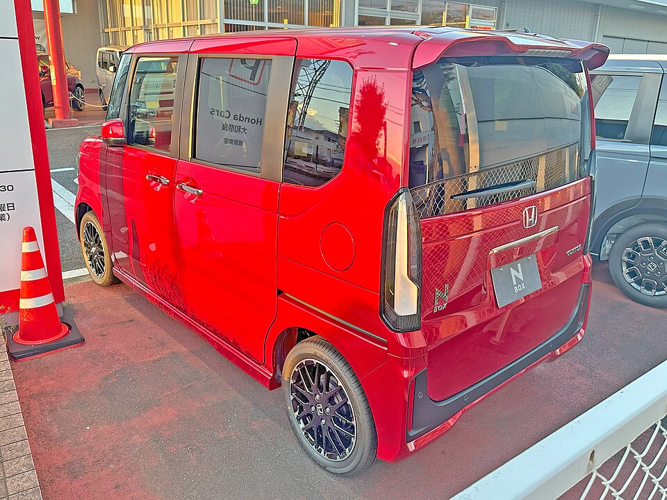 ホンダ N-BOX 3代目 の後方写真