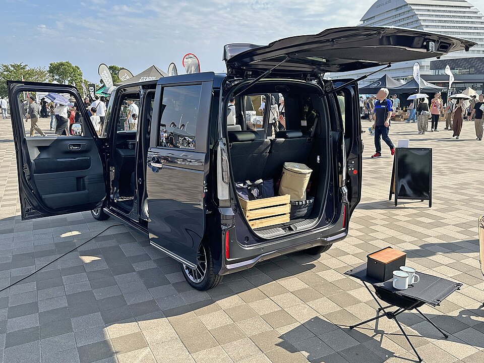 ホンダ N-BOX 3代目 の後方写真