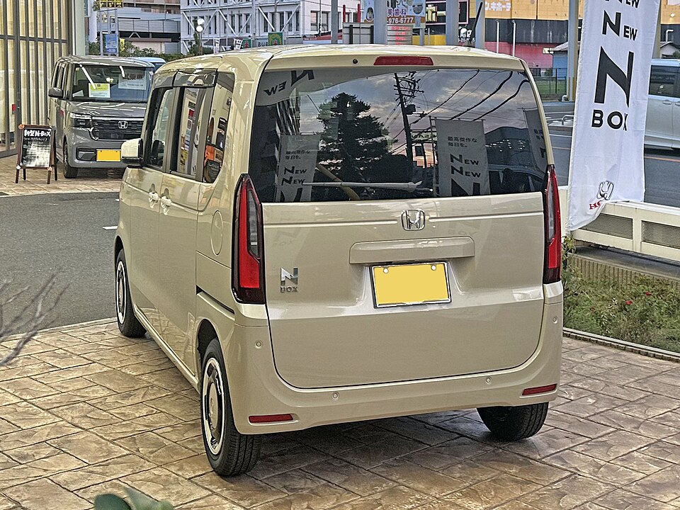 ホンダ N-BOX 3代目 の後方写真