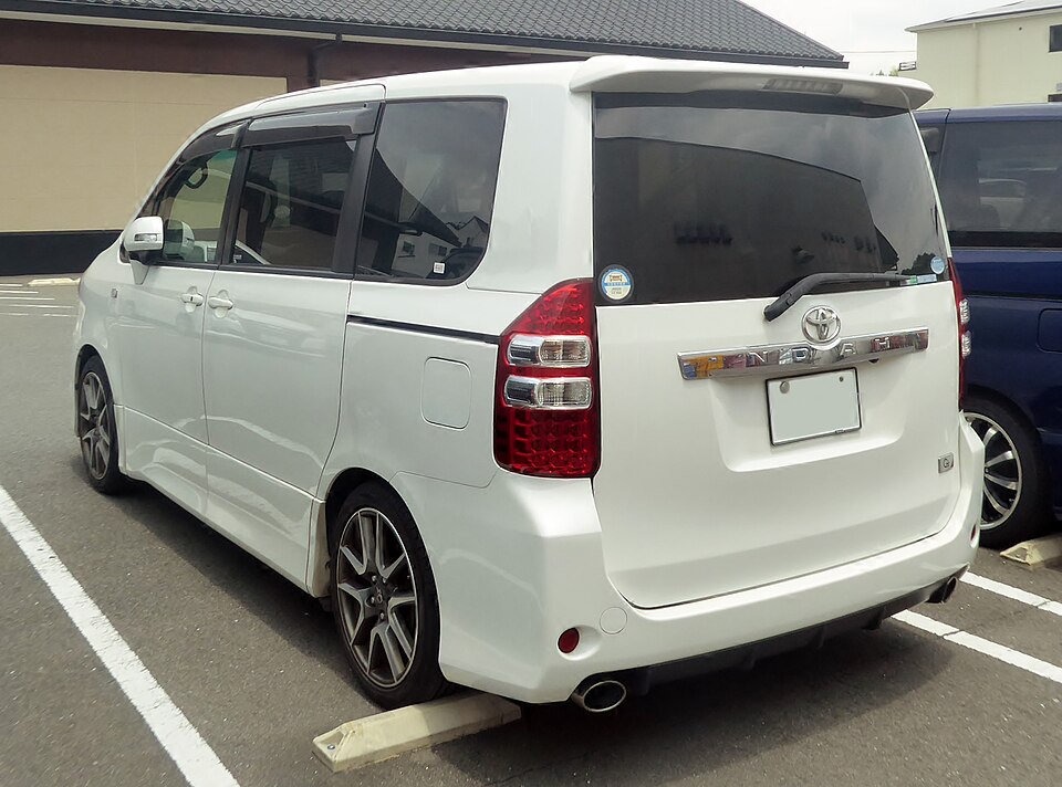トヨタ ノア 2代目 Si の後方写真