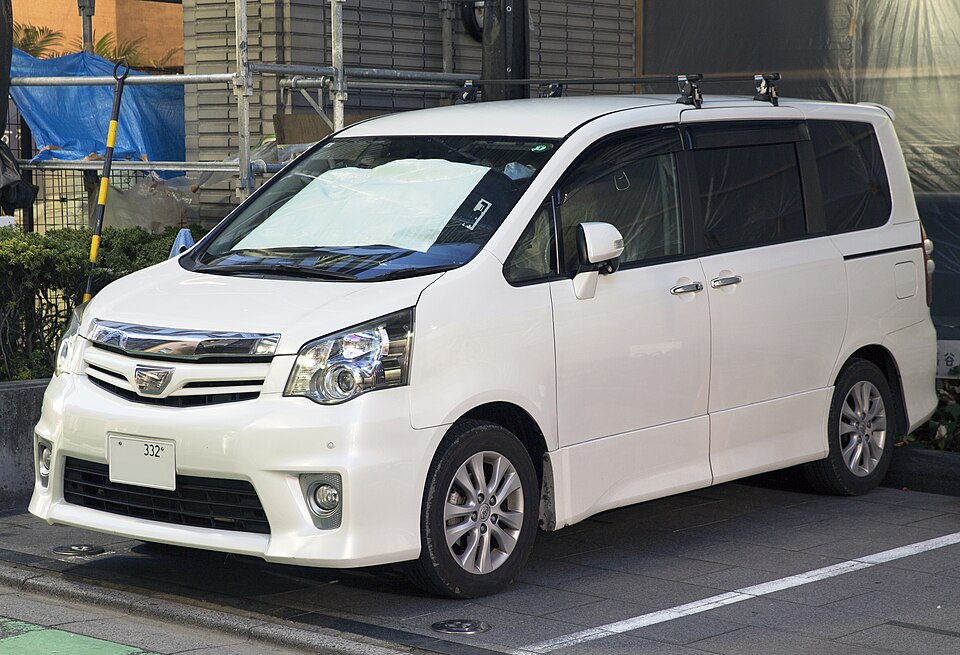 トヨタ ノア 2代目 Si の斜め前写真