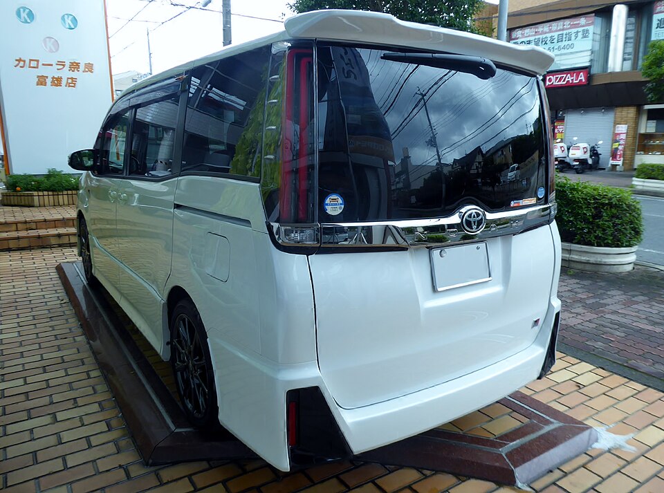 トヨタ ノア 3代目 Si の後方写真