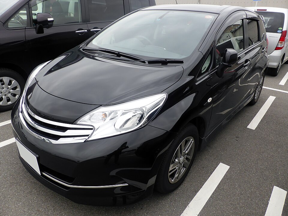 日産 ノート 2代目 Rider の正面写真