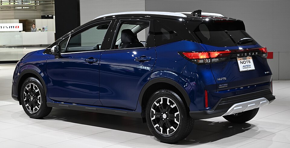 日産 ノート 3代目 後期 AUTECH CROSSOVER の後方写真