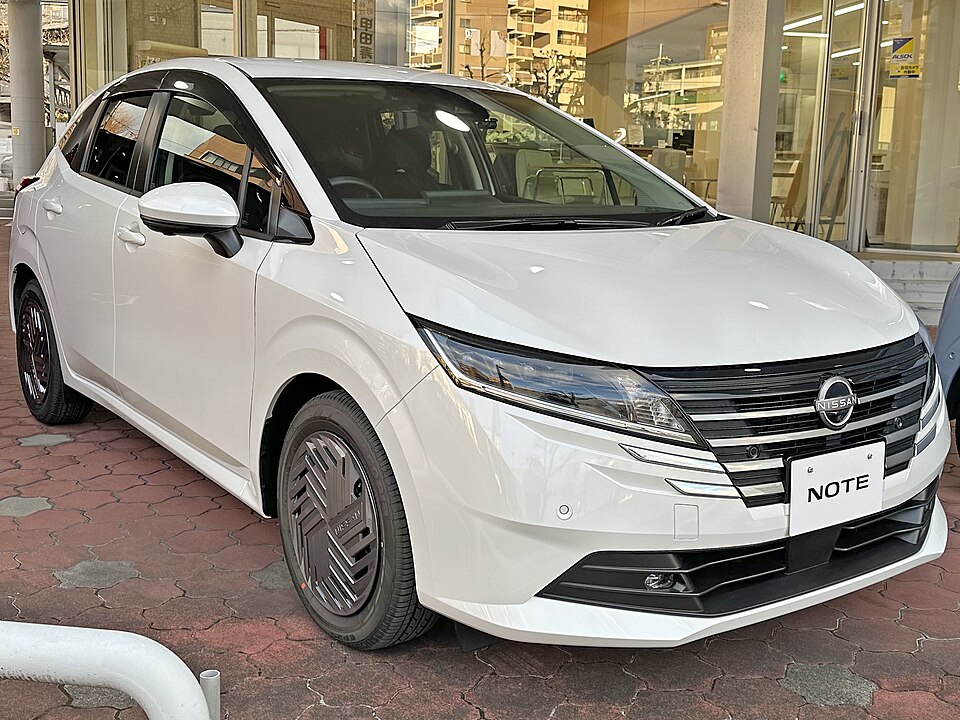 日産 ノート 3代目 後期 の斜め前写真