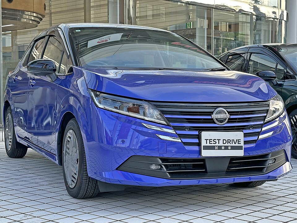 日産 ノート 3代目 後期 の斜め前写真