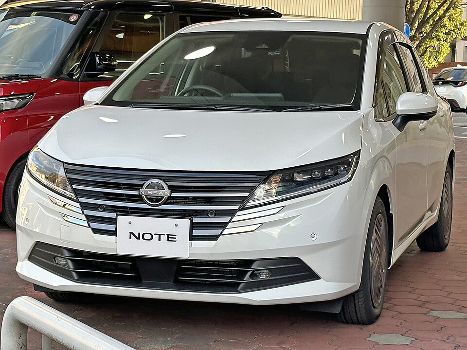 日産 ノート 3代目 後期 の正面写真