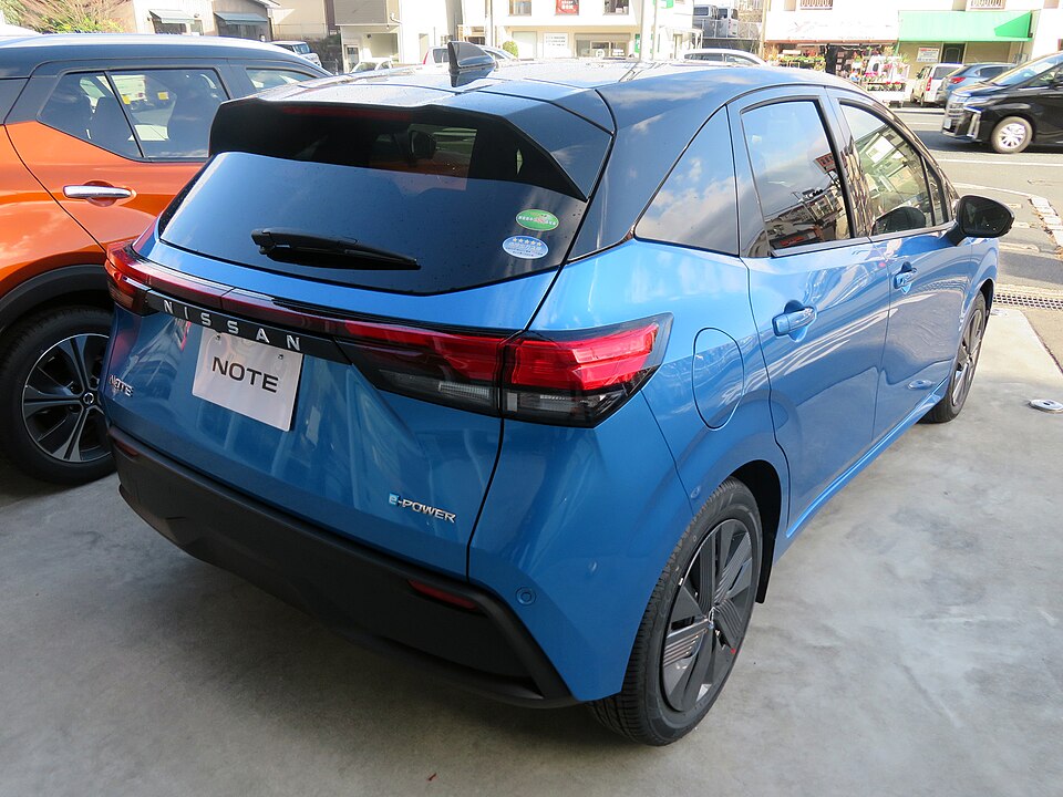 日産 ノート 3代目 前期 の後方写真